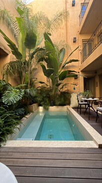 Innenhof mit Pool