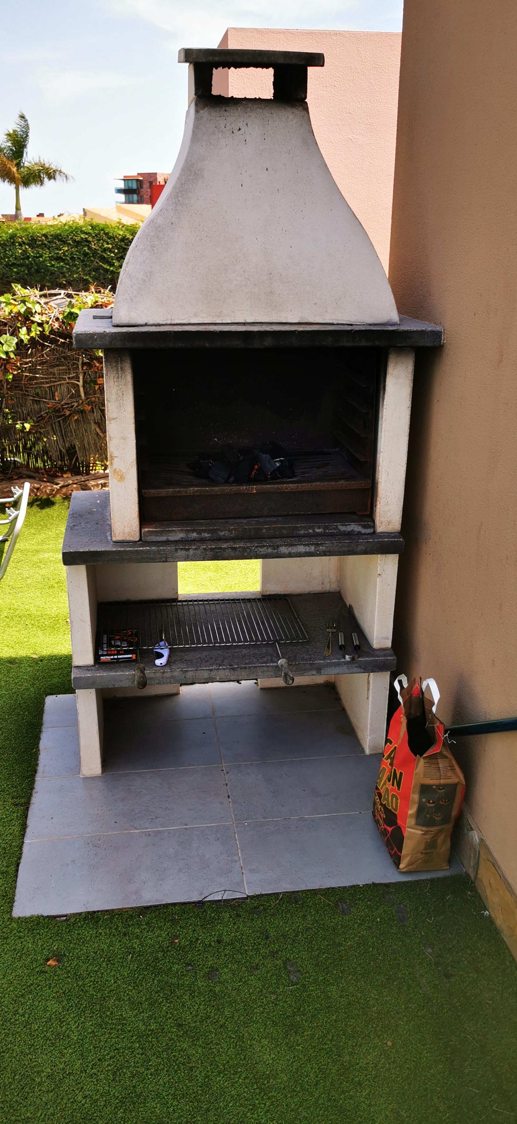 Holzkohle Grill.
Holzkohle muss man sich besorgen 