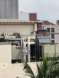 Kühl und Klimaanlagen, genau gegenüber meiner Balkontüre