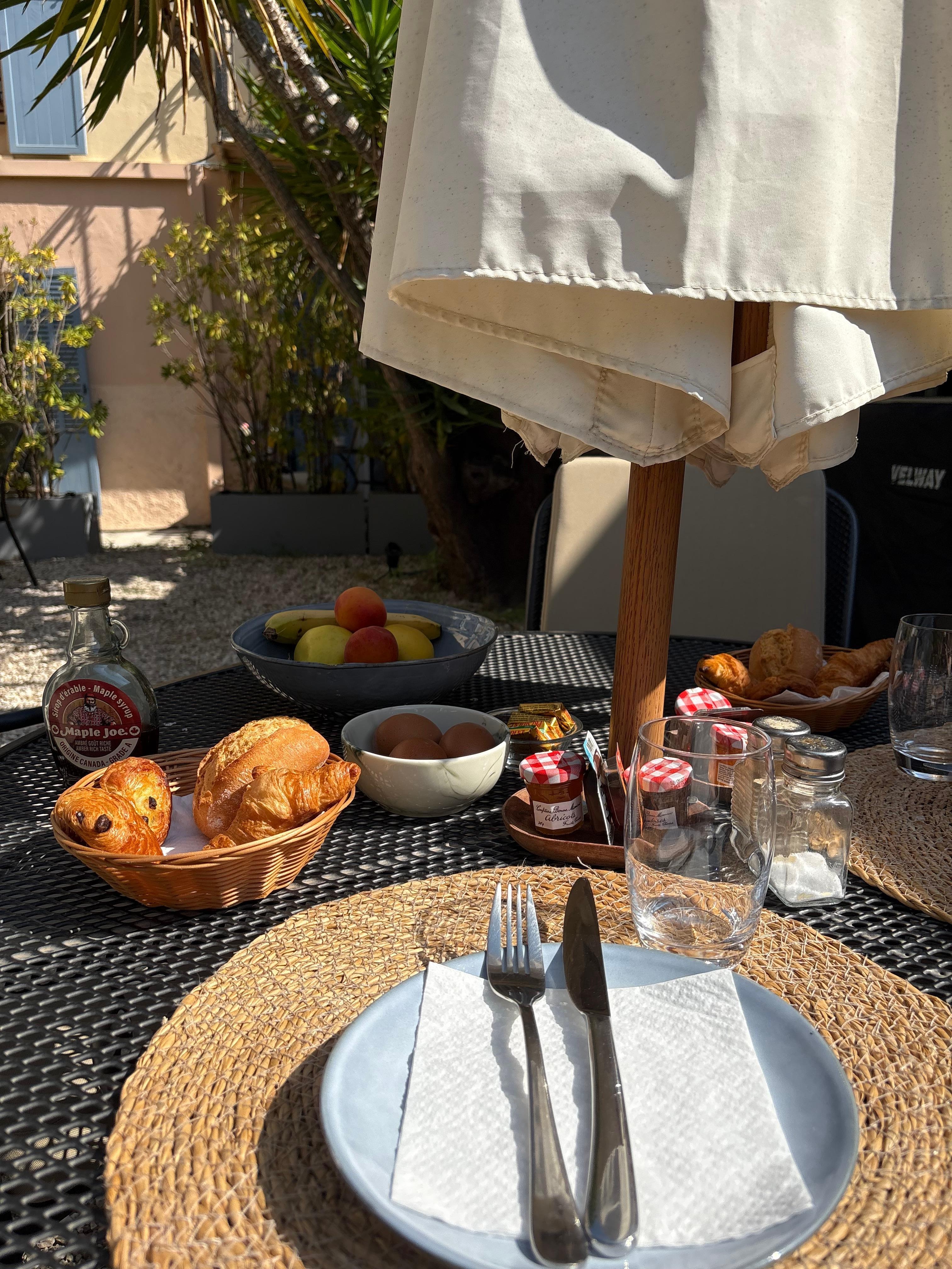 Frokost i bakgården på hotellet