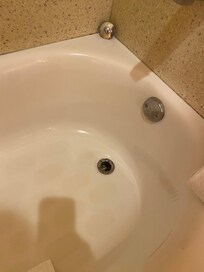 Dirty tub although the picture does not really show it. One has to zoom in to see it.