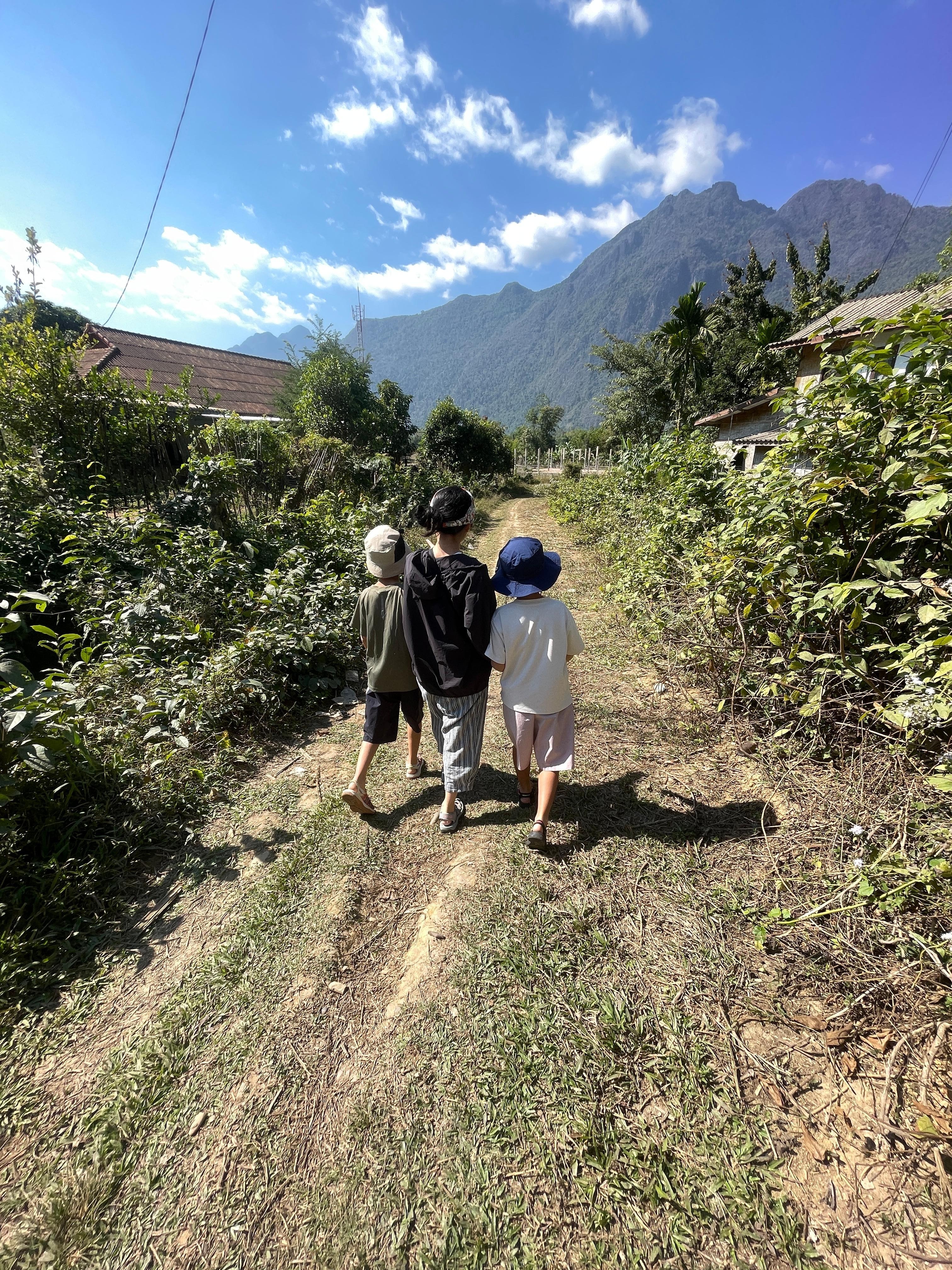 川へはこんな道を散歩しながら行けます。