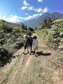 川へはこんな道を散歩しながら行けます。