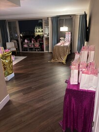 Was spacious enough to host a small dinner for my daughter for her birthday