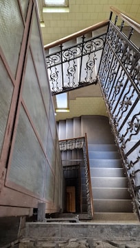 Treppenhaus mit Fahrstuhl