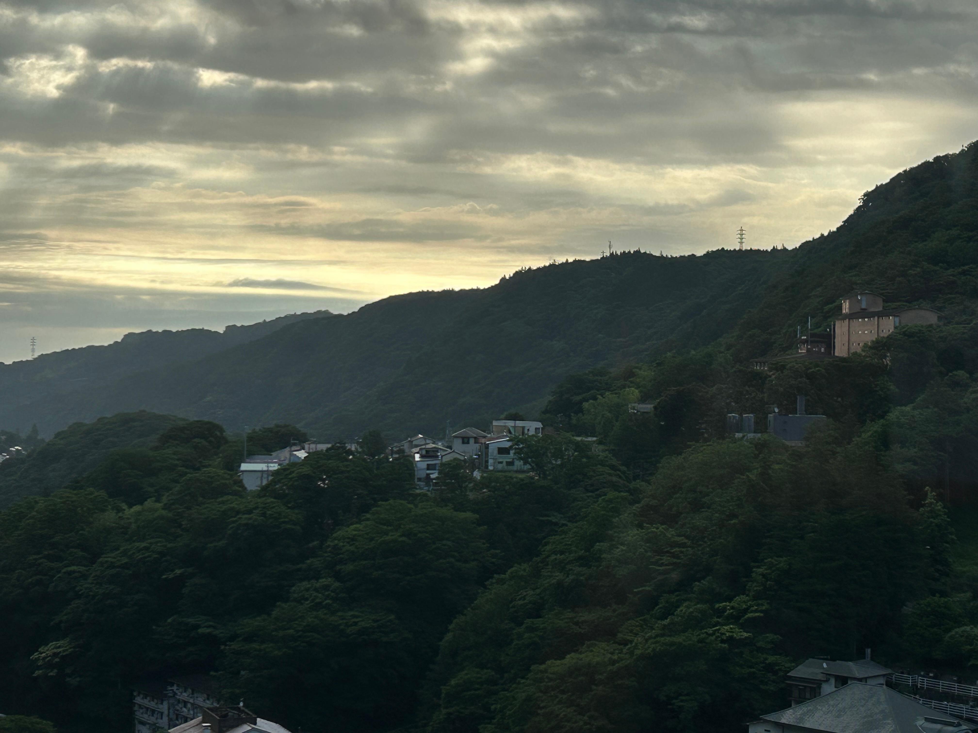 早朝、湯の里から眺めた日の出