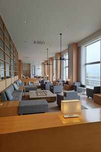 ロビーの充実した待合室のソファ