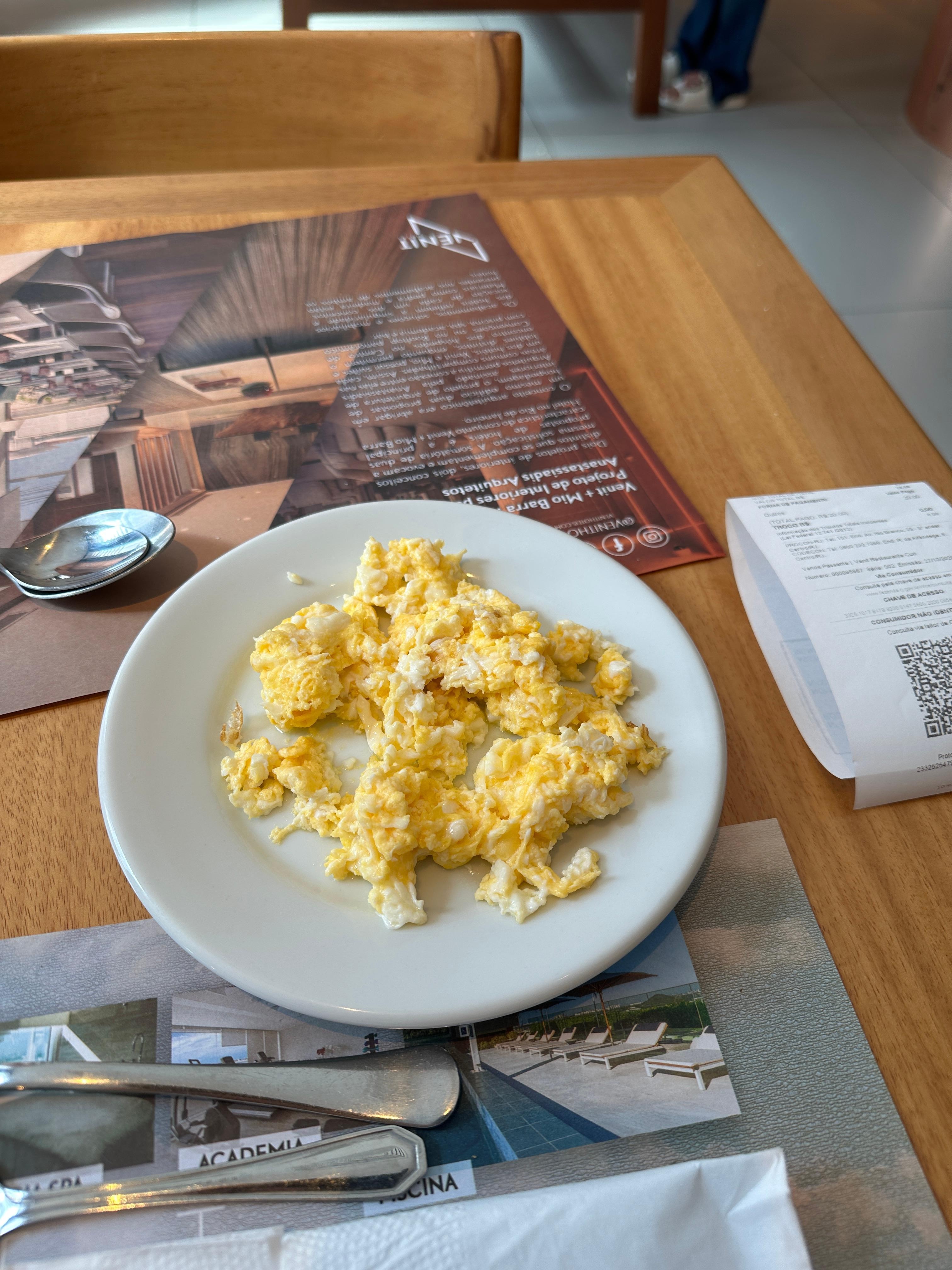 Dois ovos mexidos cobrados à parte (R$ 20,00), mesmo com o café da manhã incluído na diária e após eu ter informado minhas restrições a glúten e lactose na reserva.