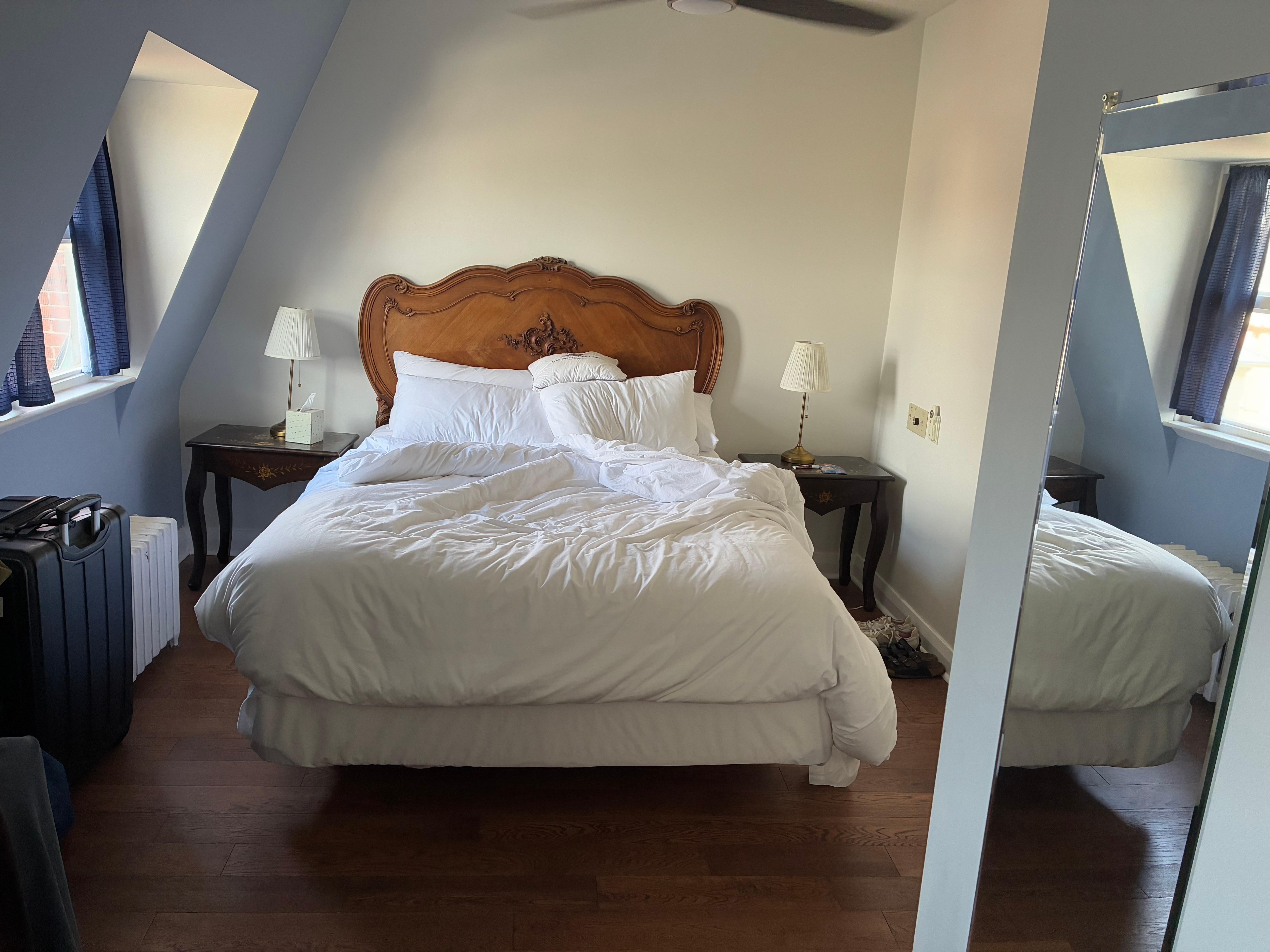 Queen room