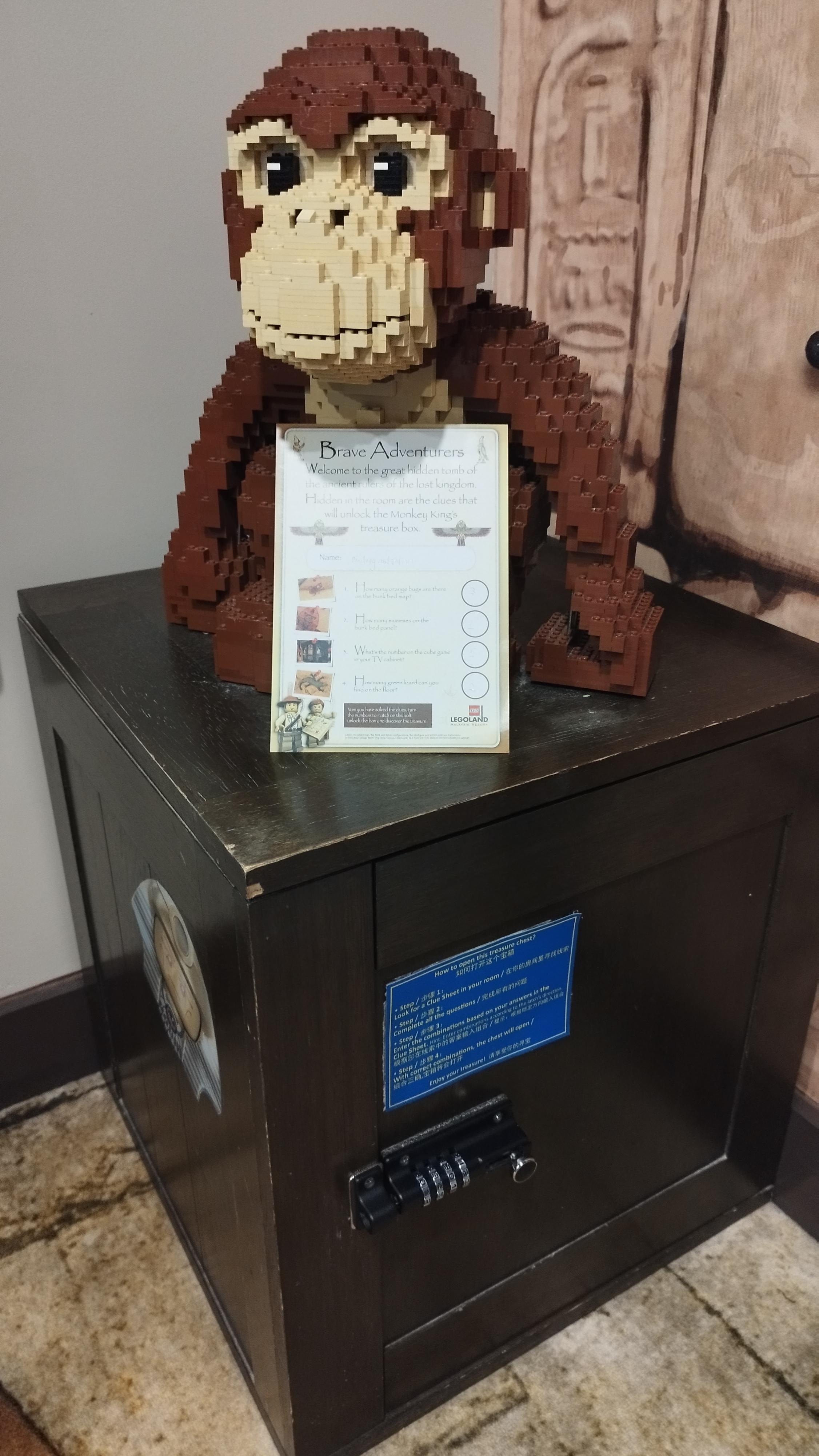 Fun activity for the kids to crack open the safe. There's mini Lego pack when they opened the safe 