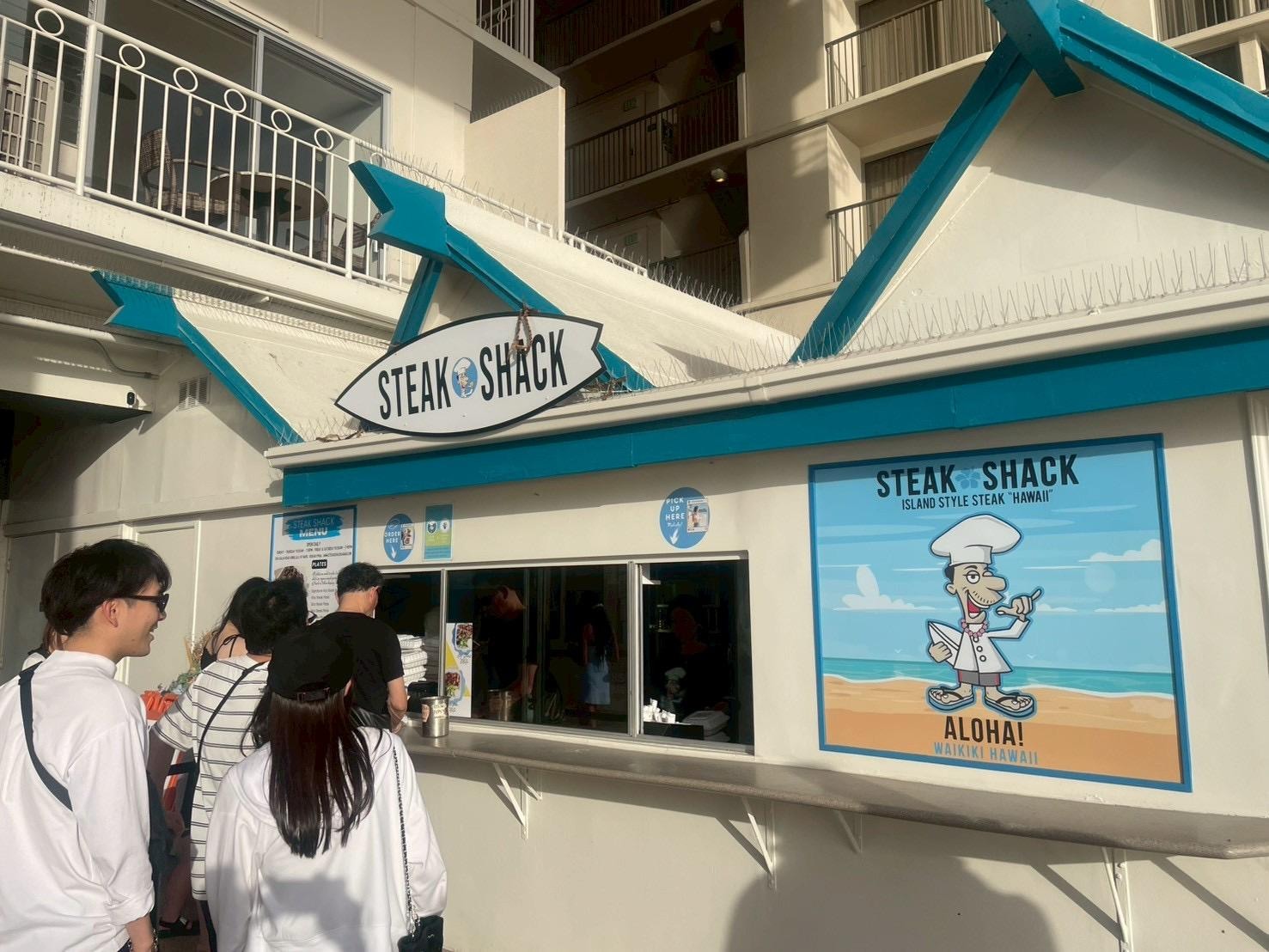 1階には人気のステーキプレート、アサイーボール、アイスのお店があります。