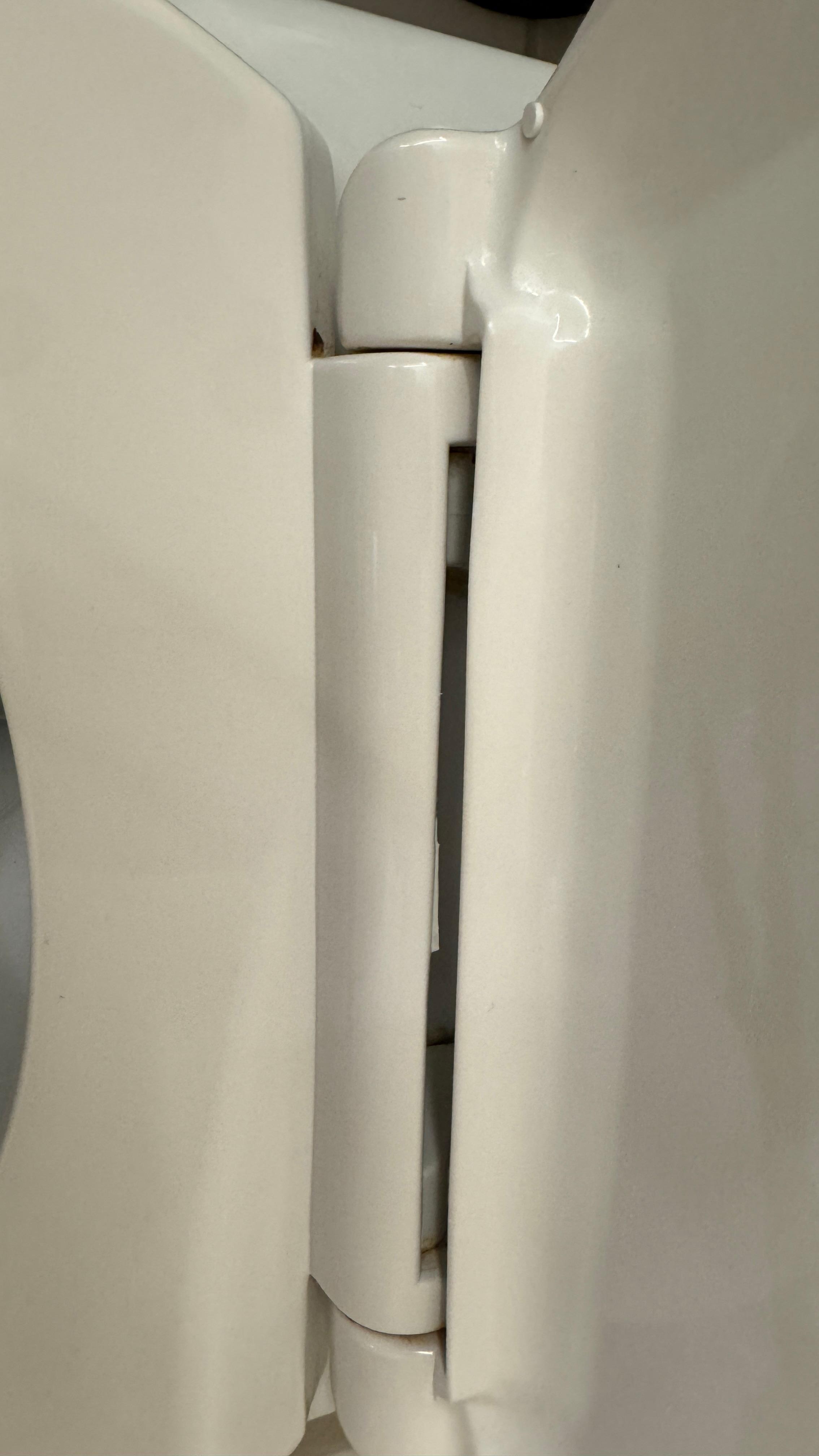 马桶有尿渍,马桶盖夹缝里甚至有屎