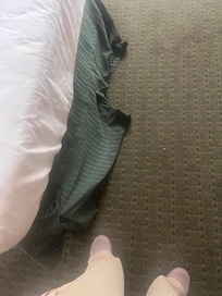 Rodapié sucio y alfombra