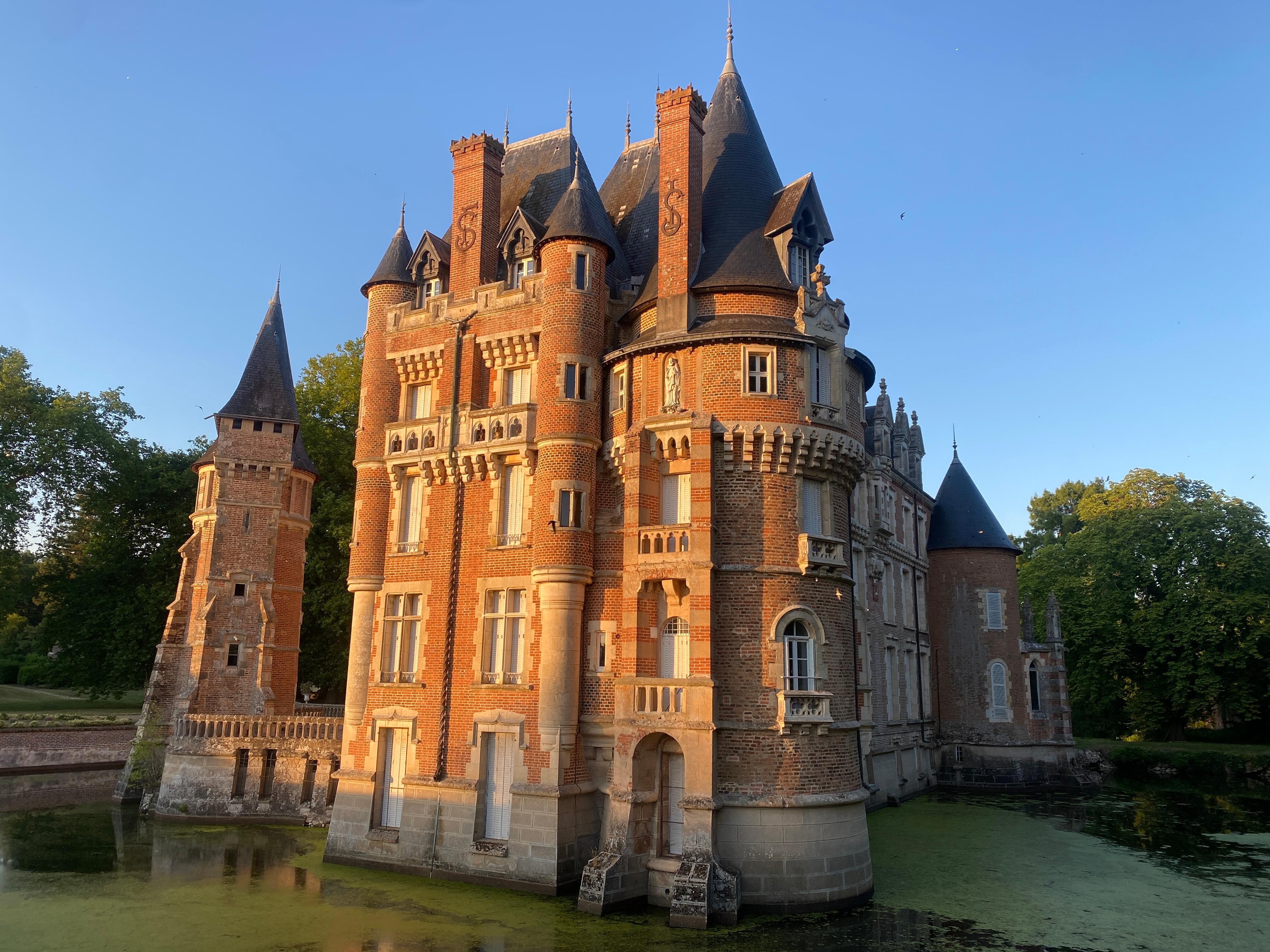 A 2 pas de l’hôtel 