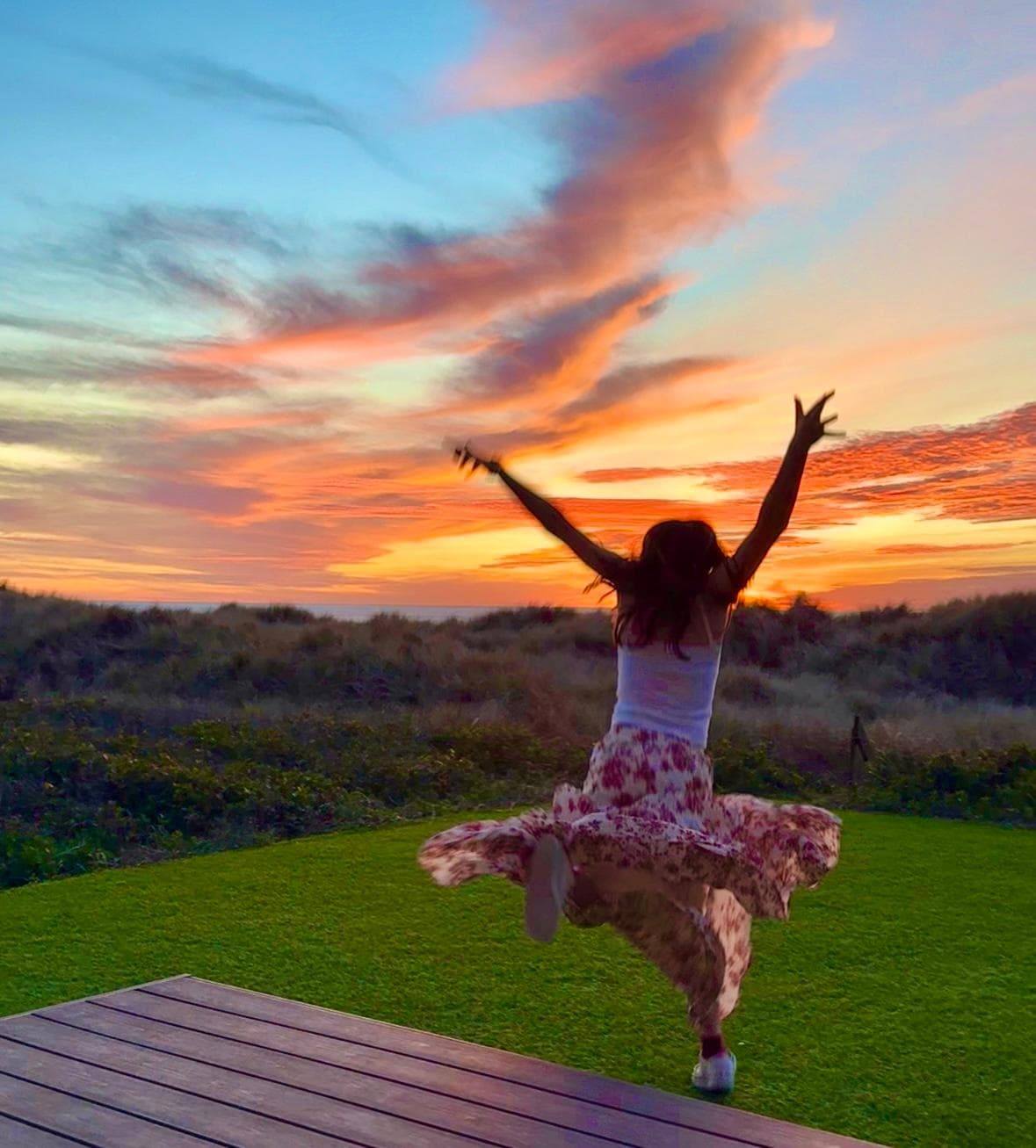 End of December gorgeous sunny days and incredible sunsets, kids lived outside on beach and Astro turf never wet lawn:)