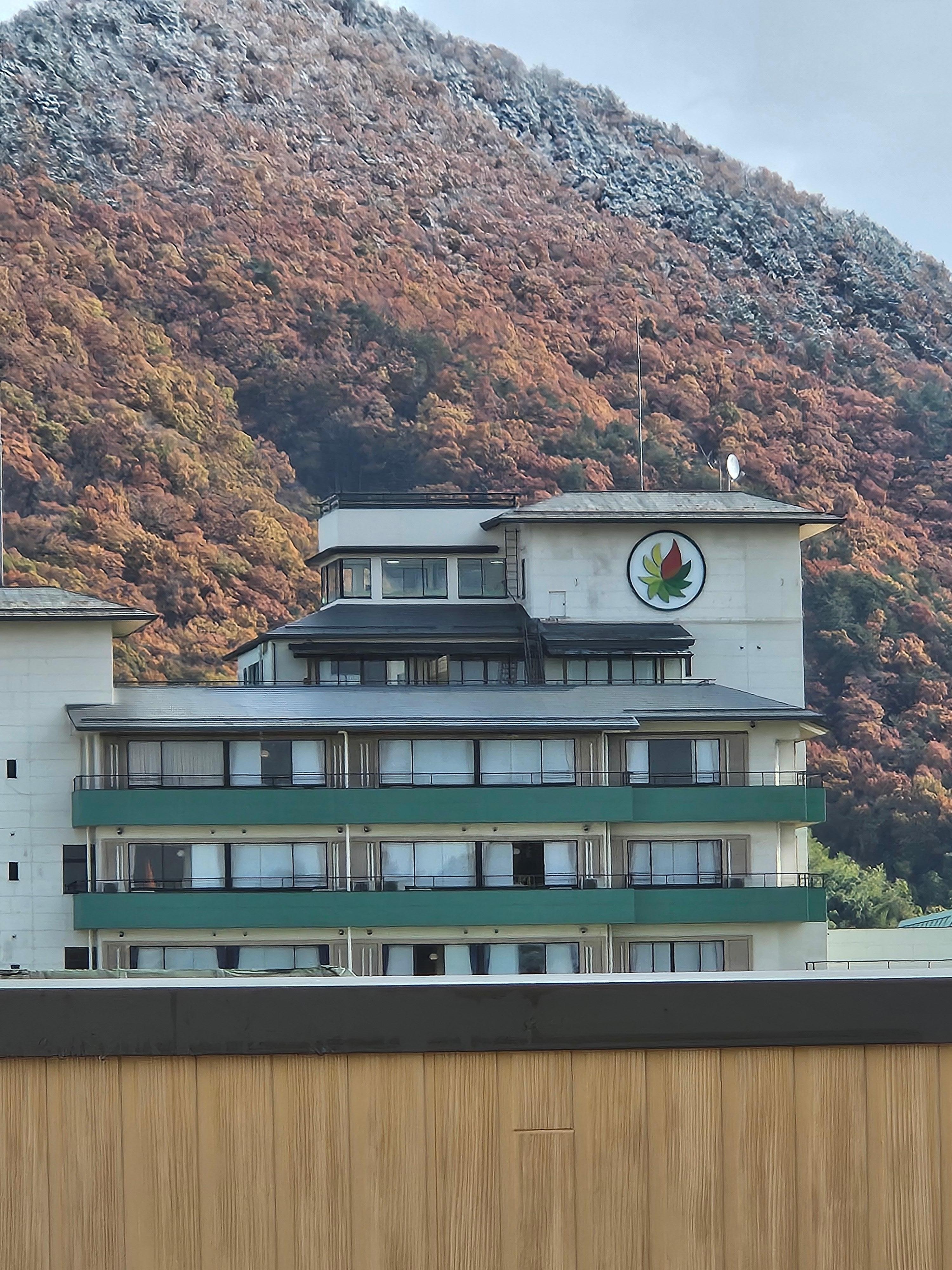 他のホテルから丸見え