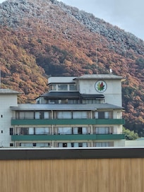 他のホテルから丸見え