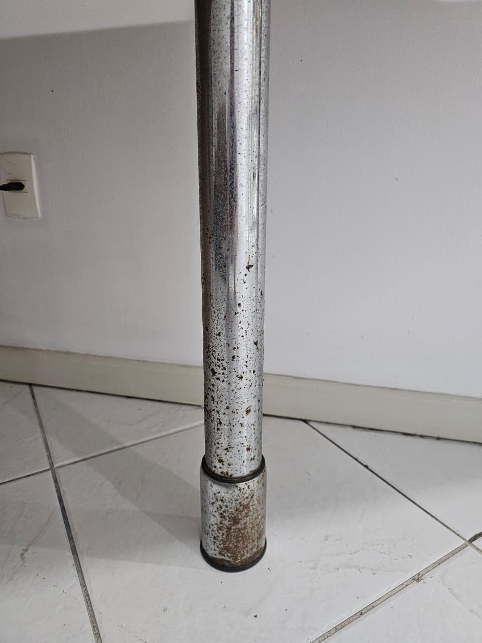 Perna de metal completamente enferrujada