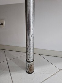 Perna de metal completamente enferrujada