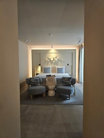 Deluxe bedroom w/balcony and partial sea view