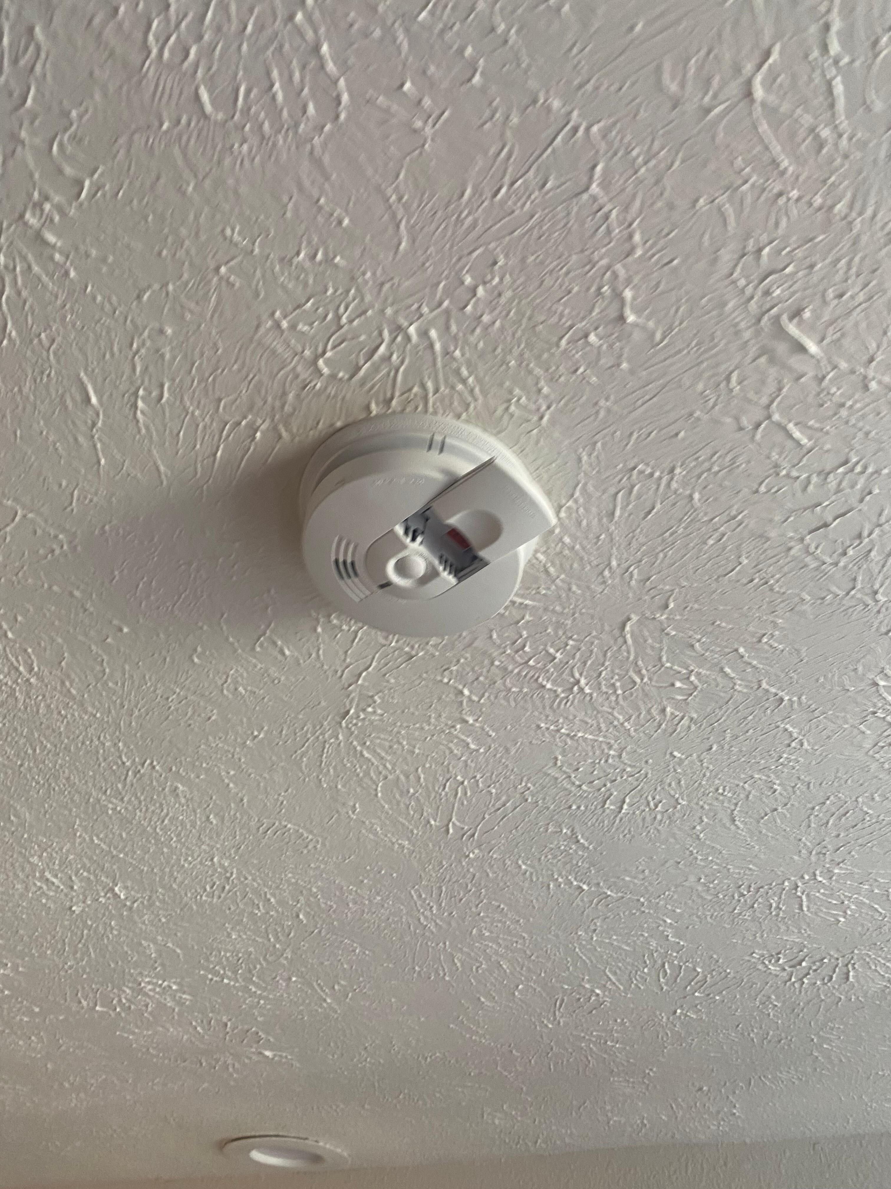 No battery in smoke detector/inoperable. 