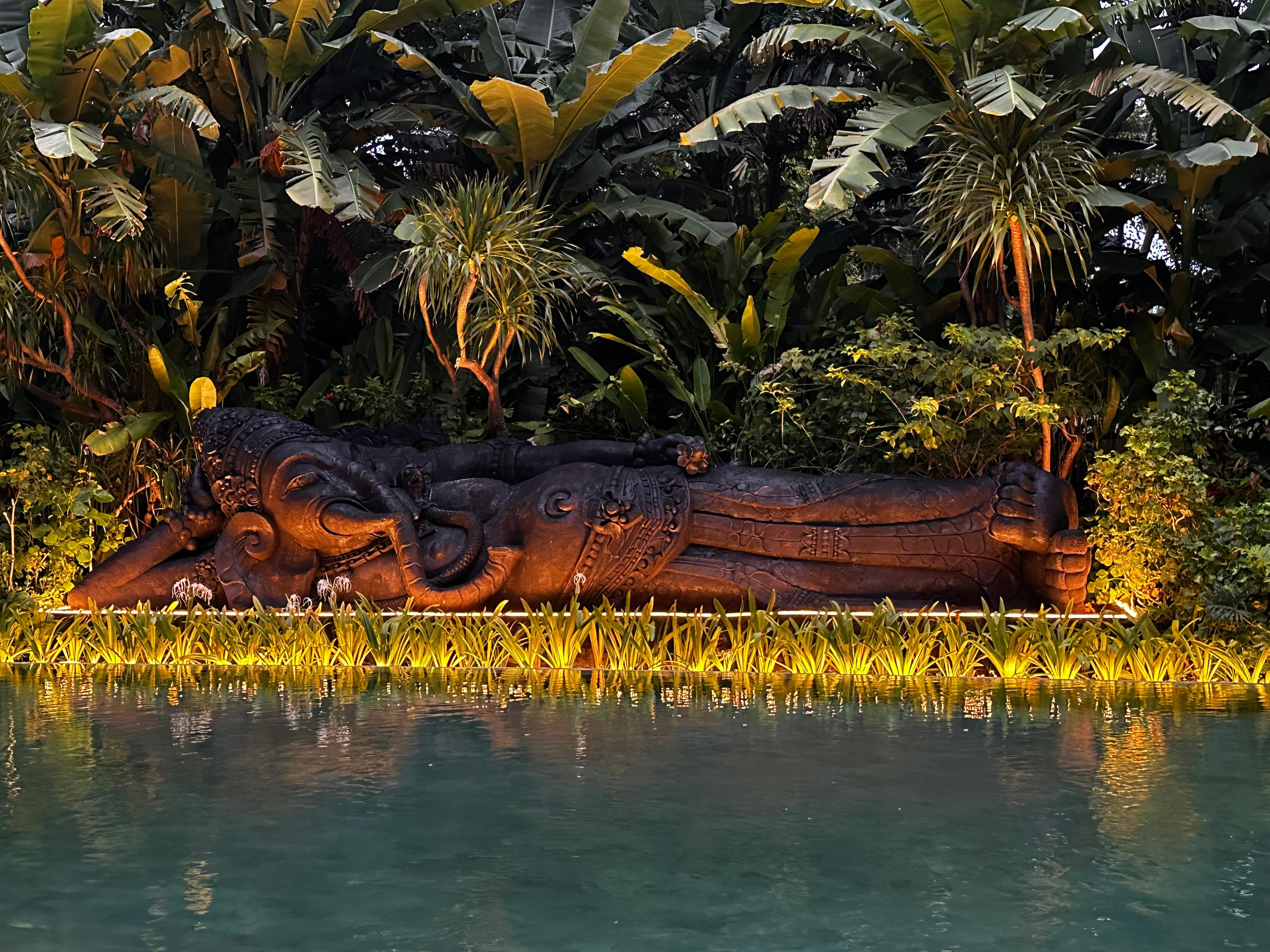 Lepäävä buddha altaan vierellä