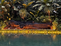 Lepäävä buddha altaan vierellä