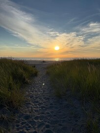 10-15 min walk to the beach