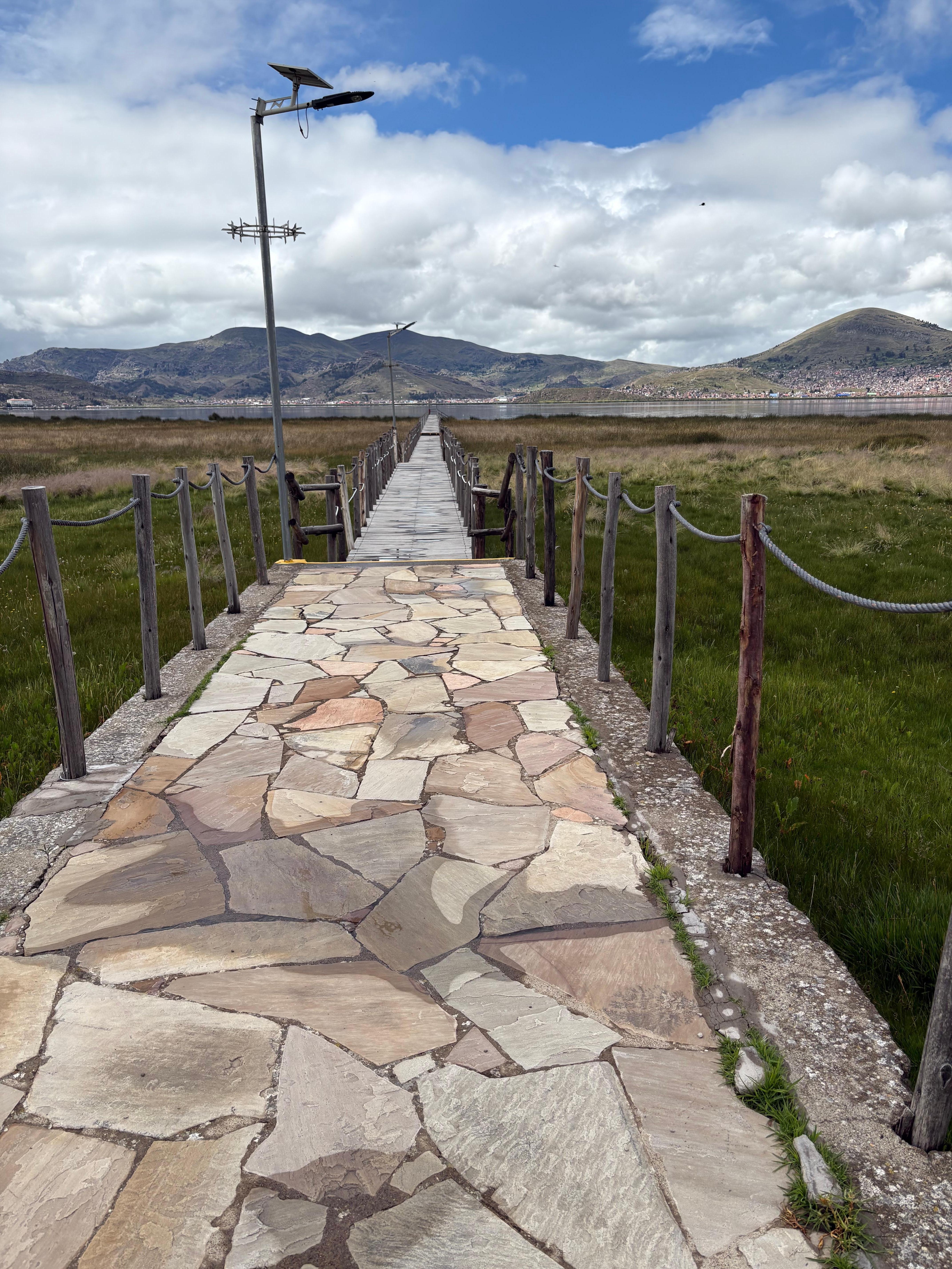 ホテル前の桟橋
ウロス島のプライベートツアーをホテルでお願いしたので迎えに来てくれました。