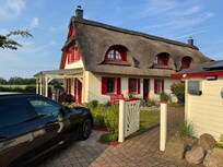 Das Reethaus mit Parkplatz.