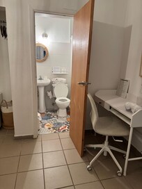 It’s a private walk-in shower. The natural light is amazing! And the water feels so so good after a long day at the beach’