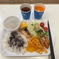 これはマラソン翌日ですが当日は特別にカレーがあって、美味しそうでした(私は大会の朝にカレーは食べれなくて残念)