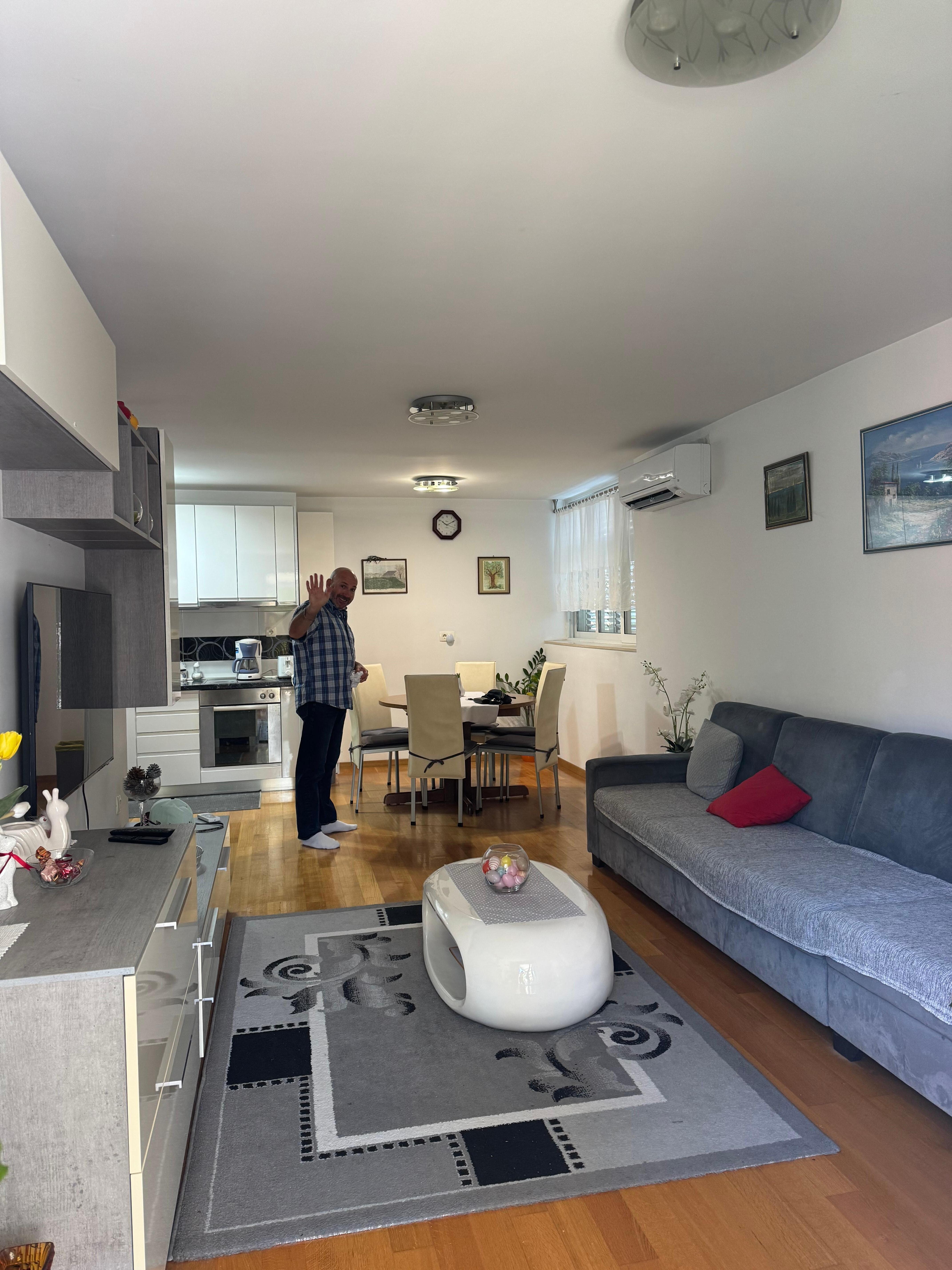 As we were leaving I took some photos because I forgot to do it beforehand. This is living/dining room