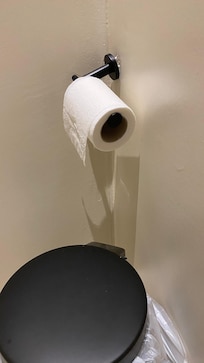 Salle de bain des maîtres , support pour papier de toilette arraché