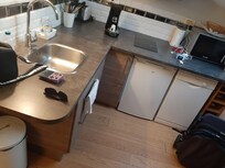 Cucinino con lavastoviglie e frigo con tutto il necessario per un frugale pasto in casa