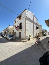 Casa ben tenuta e ristrutturata di recente.