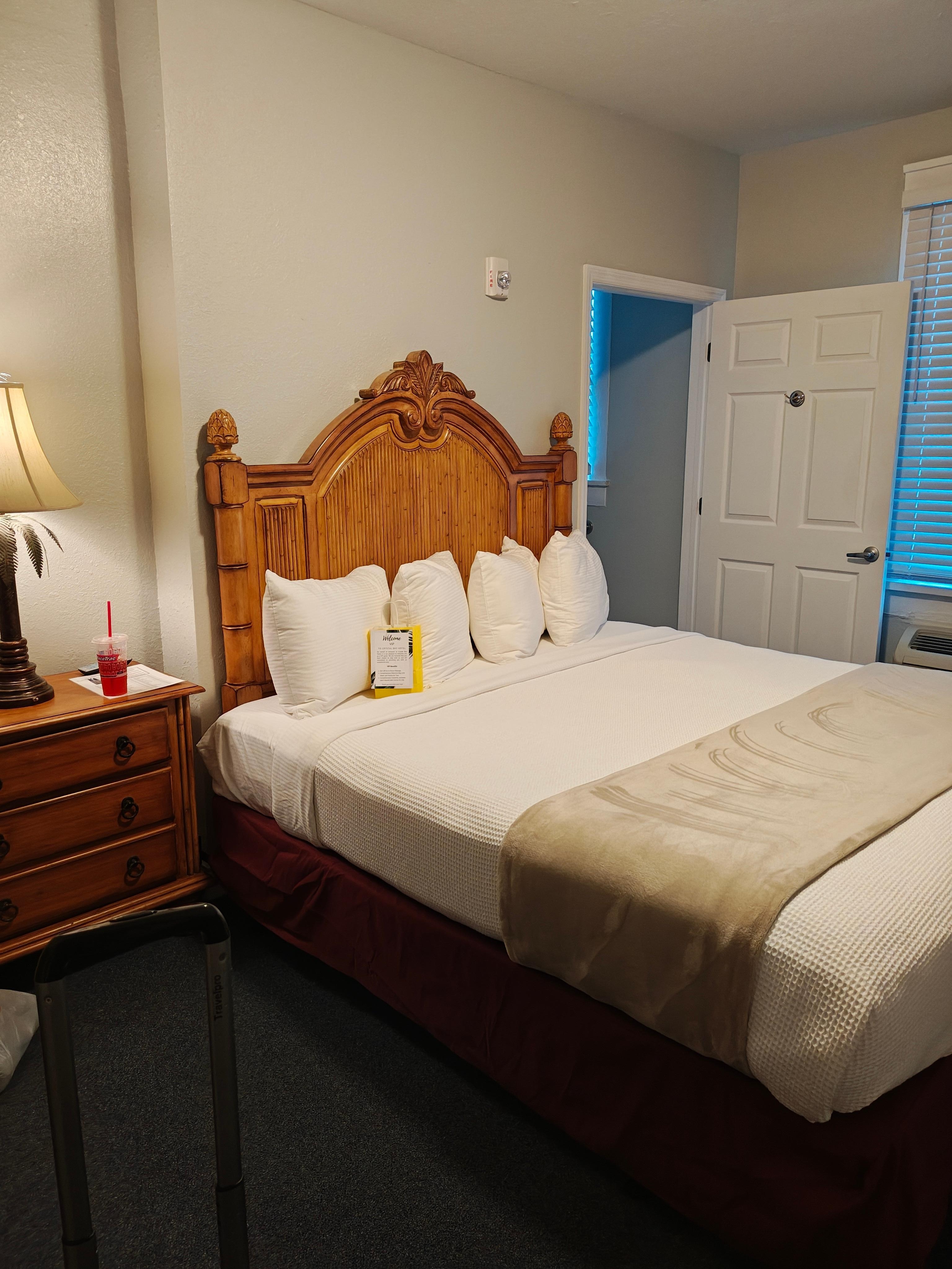 Room 309, king bed, great cable.