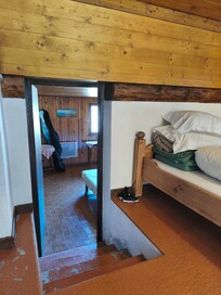 Chambre en souplex ou de temps en temps il y a des infiltrations d'eau