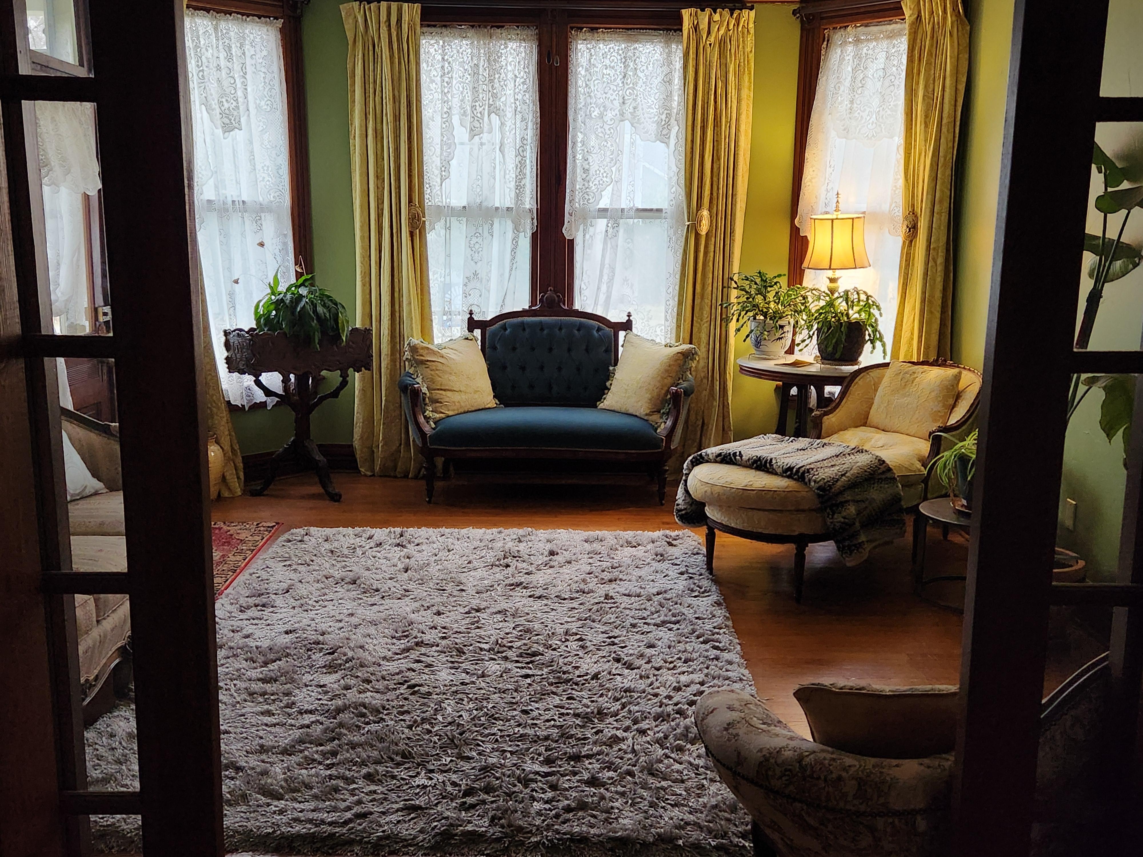 Cute sitting room, so peaceful. 