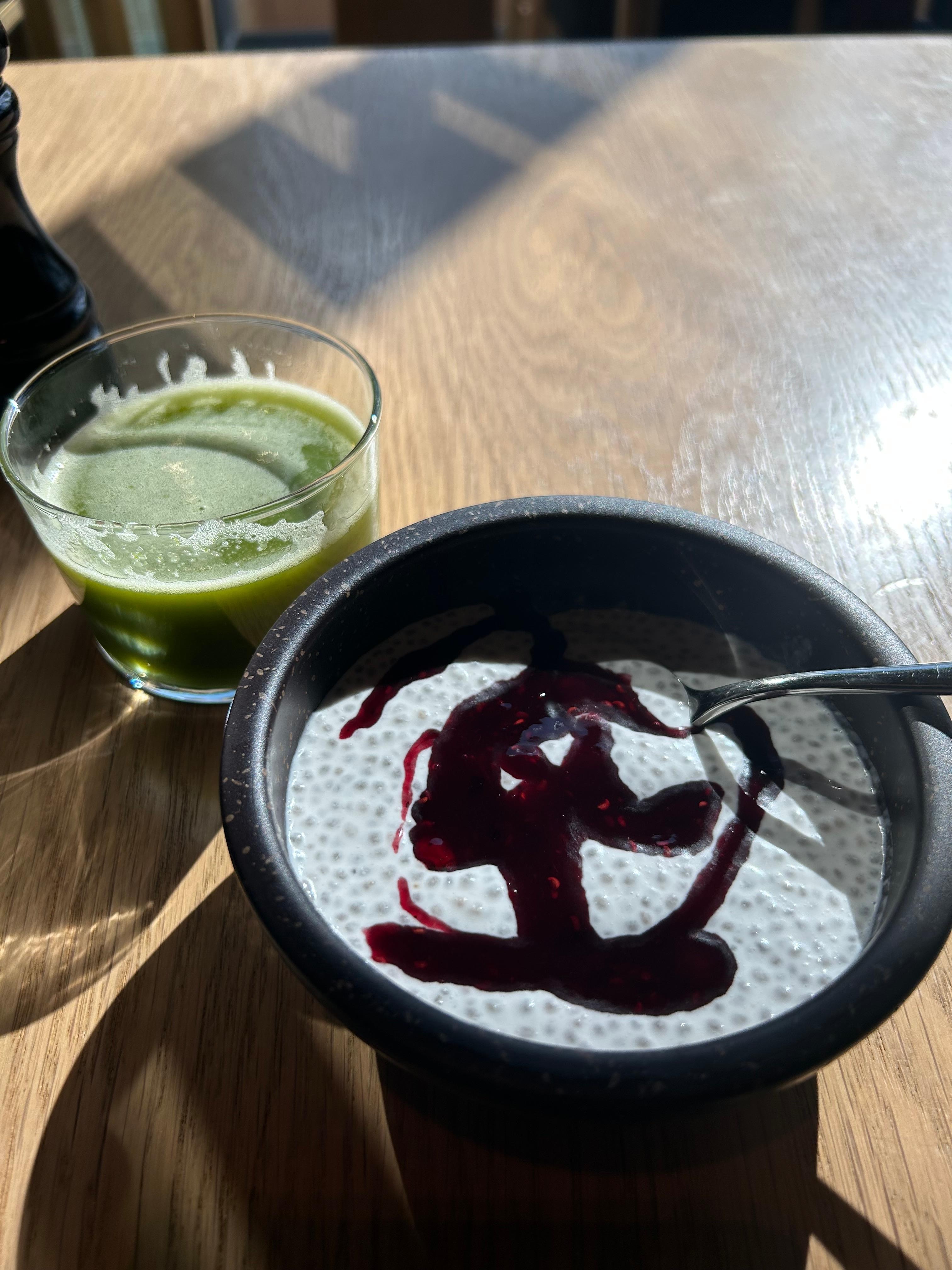 Variert frokost- her chiapudding med frisk bærsaus og nydelig smoothie ved siden av 