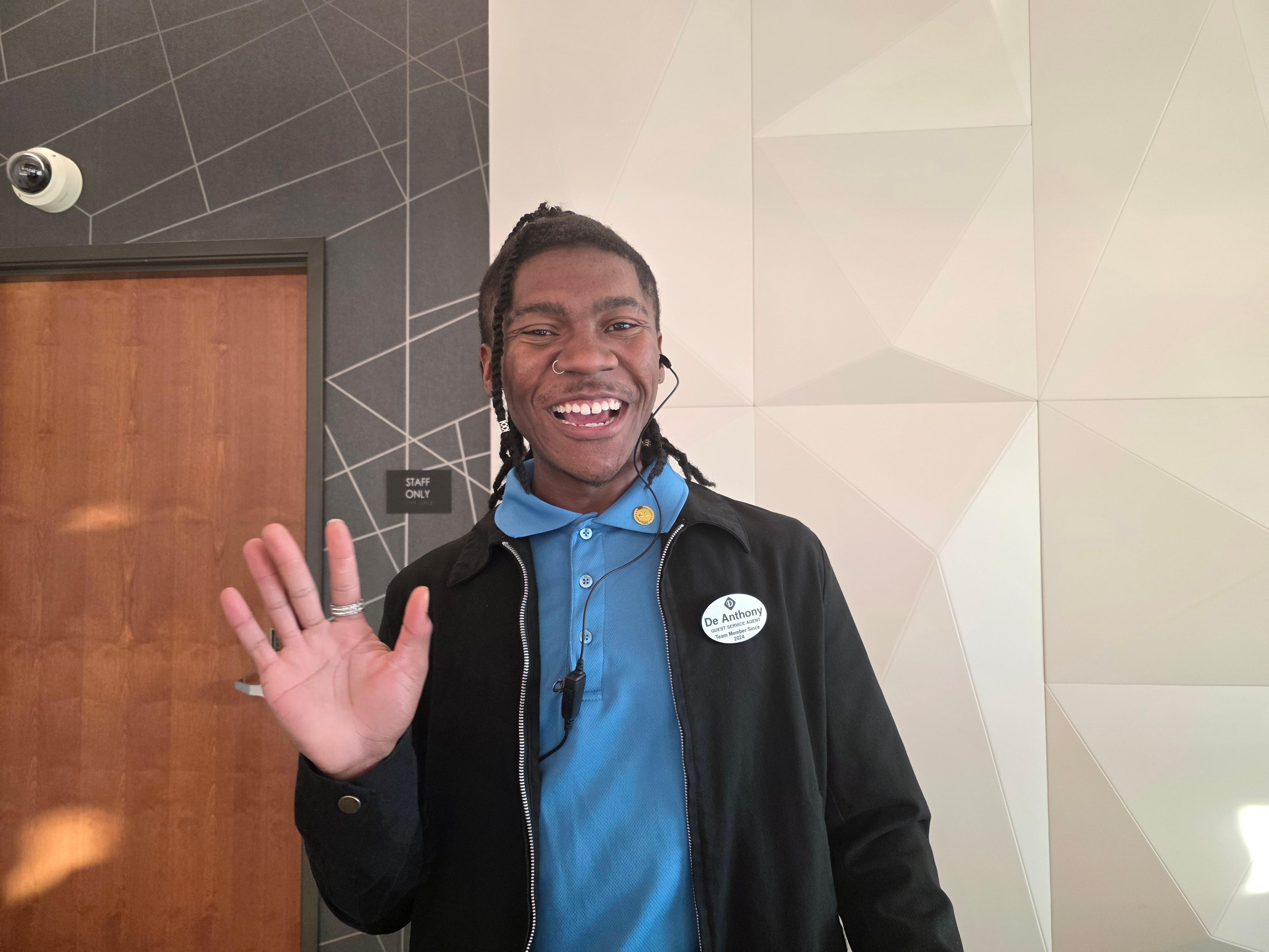 He is the hotel staff who helped me check out today (Oct 15th).
His name is De Anthony.
He is a kind person. I explained everything to him. 