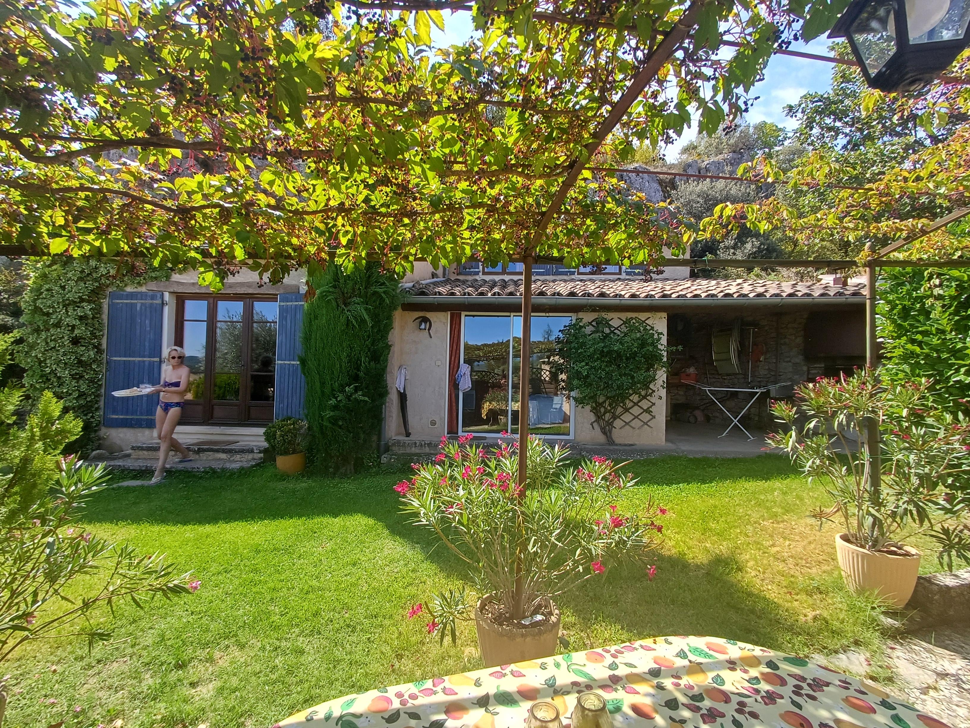 Blick vom Essplatz zum Haus