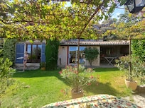 Blick vom Essplatz zum Haus