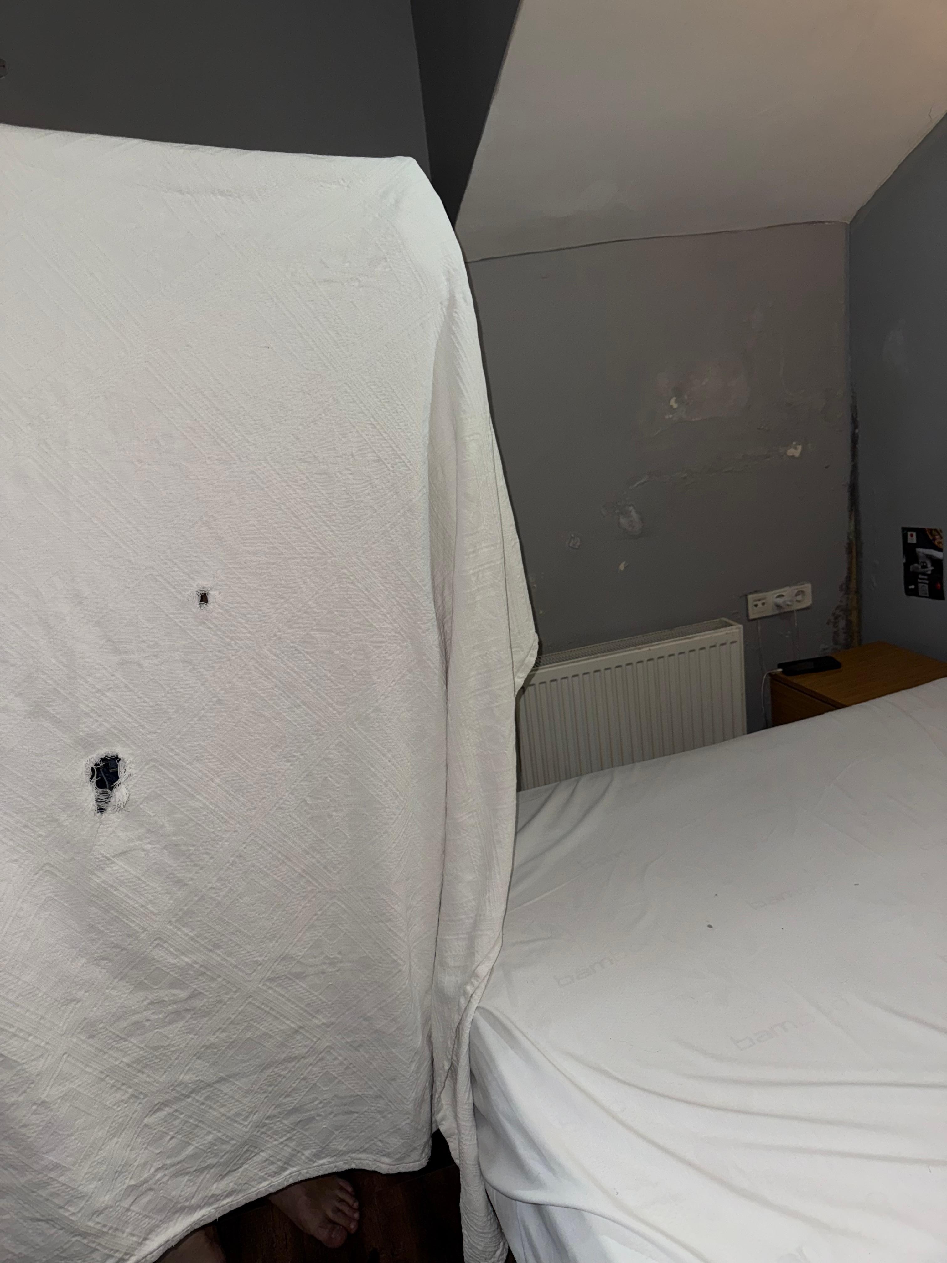 Zerrissene Decke. Wir haben nur 2 Decken bekommen obwohl wir 4 Personen waren