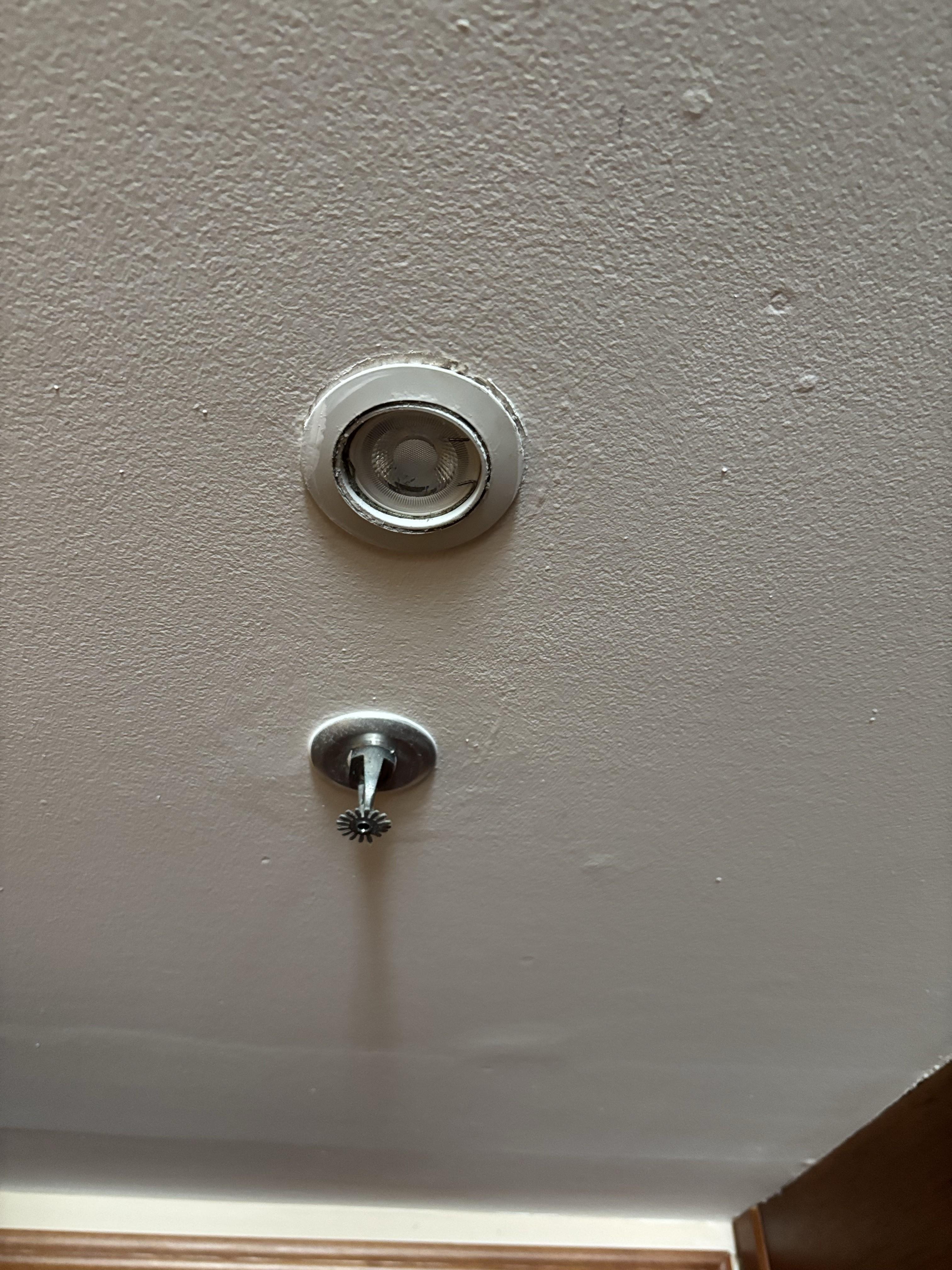 Lâmpadas queimadas na suíte.