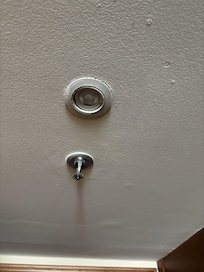 Lâmpadas queimadas na suíte.