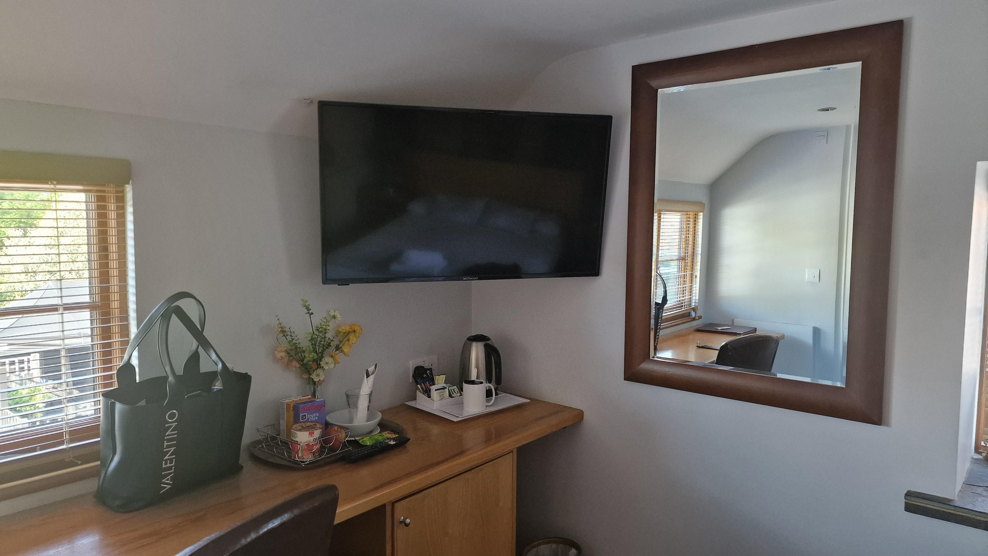 Huge mirror ,coffee & tea facilities even hot chocolate. 