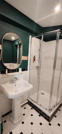 Douche et lavabo