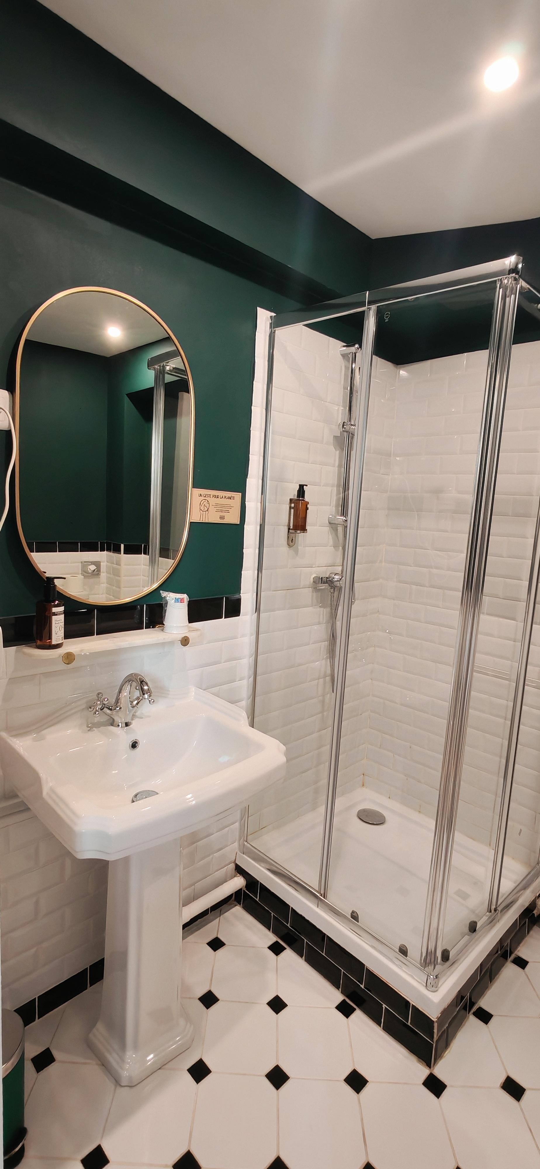 Douche et lavabo 