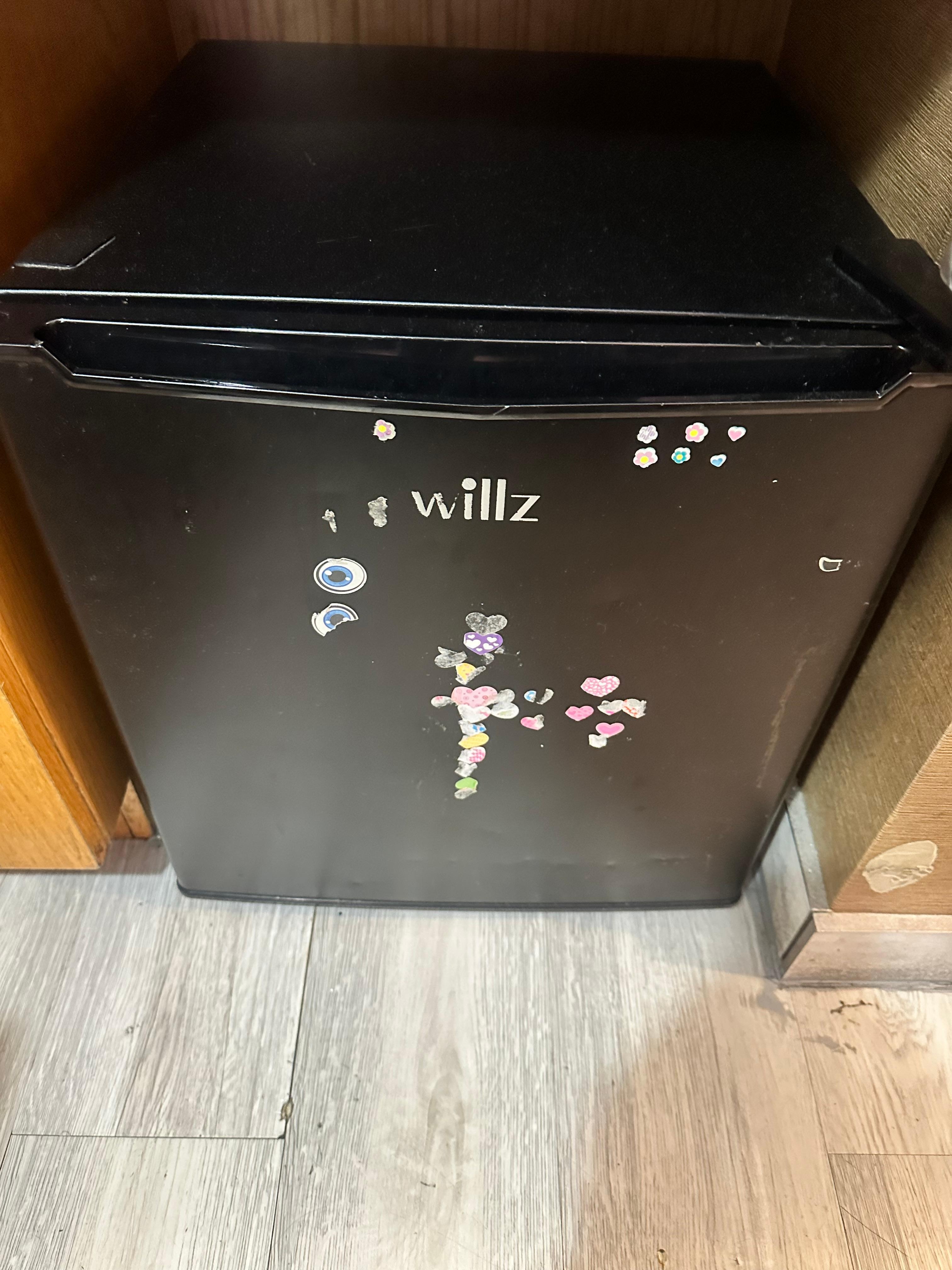 Toda la habitacion estaba llena de stickers